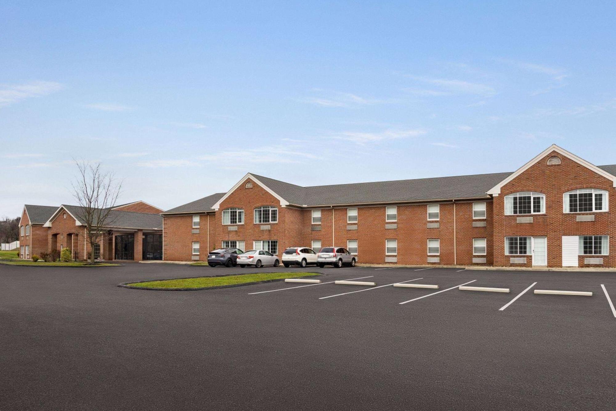 Days Inn & Suites By Wyndham Lancaster Amish Country Mountville Exterior photo