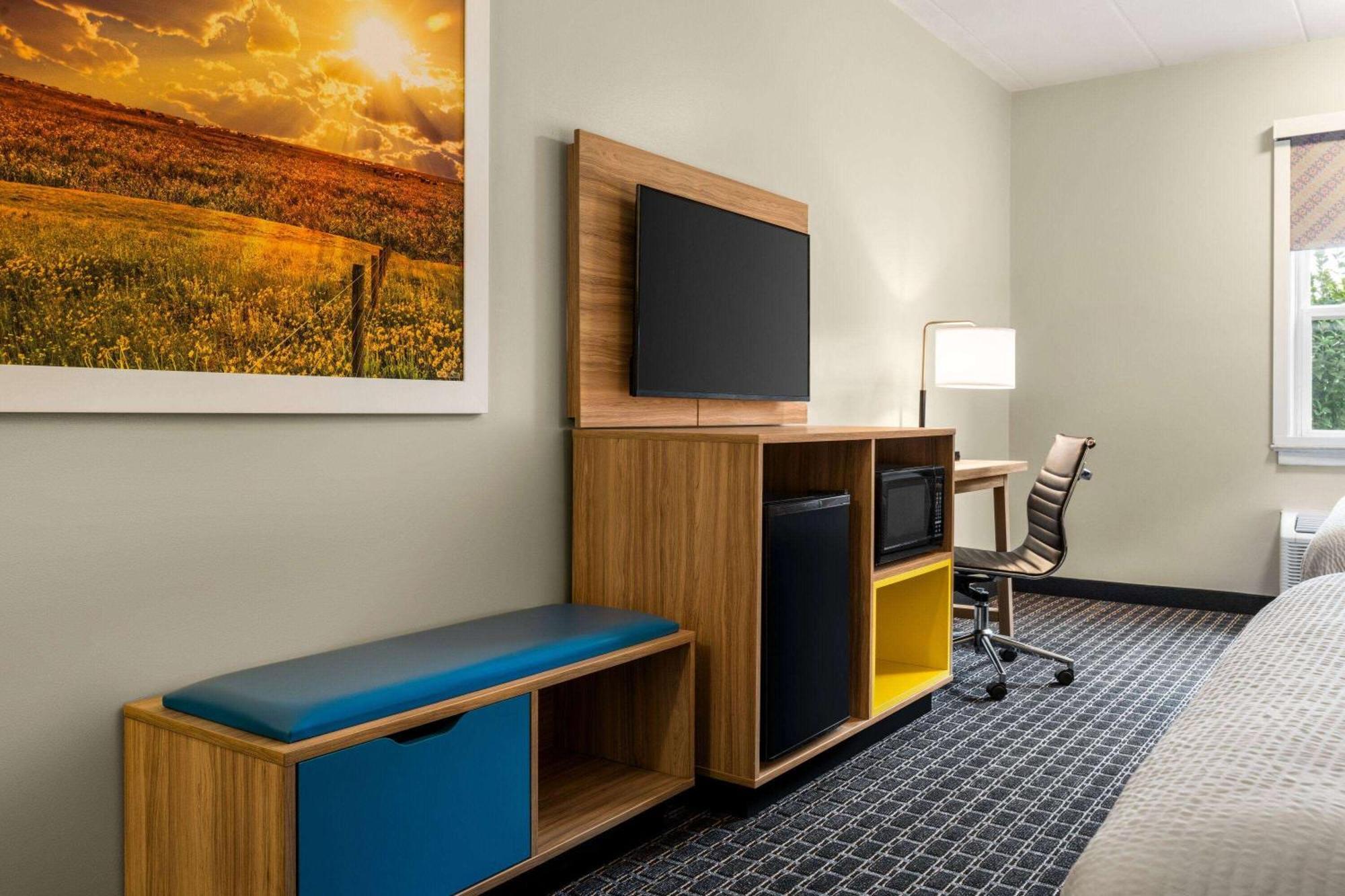 Days Inn & Suites By Wyndham Lancaster Amish Country Mountville Exterior photo
