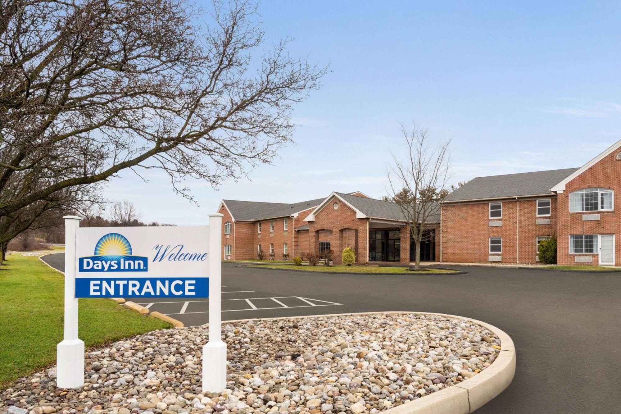Days Inn & Suites By Wyndham Lancaster Amish Country Mountville Exterior photo